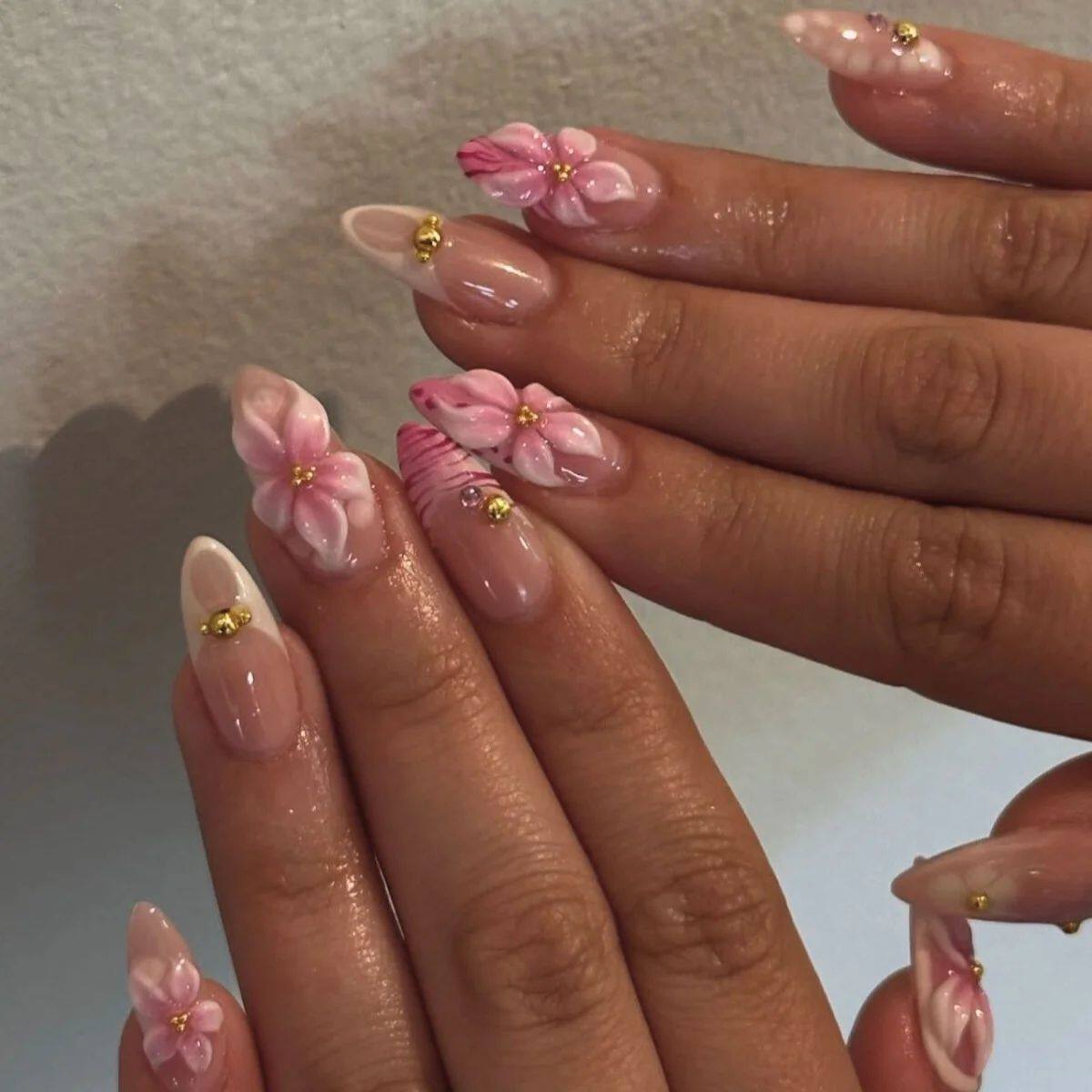 أظافر Nail Art بتصميمات 3D بارزة ولمسات ذهبية أنيقة.