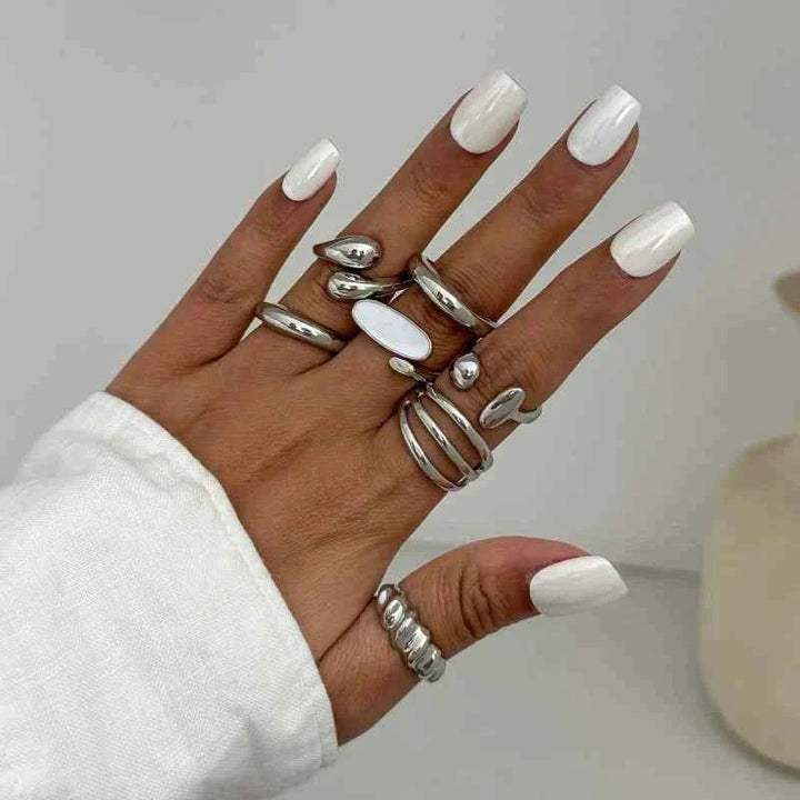 خاتم نسائي معدني مفتوح بتصميم مموج غير منتظم ولمسة لامعة بأسلوب أوروبي وأمريكي عصري 2025