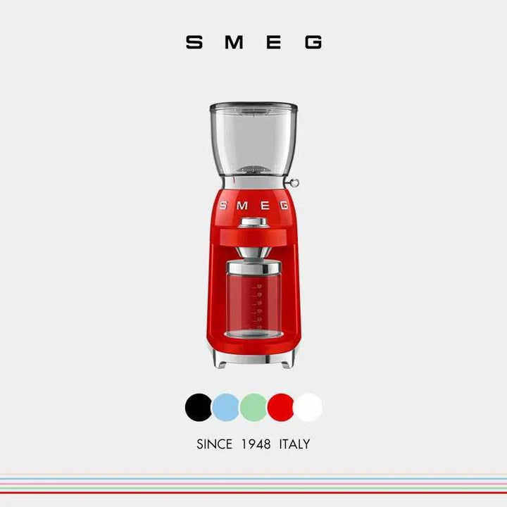 Red SMEG coffee grinder with stainless steel conical blades and transparent Tritan container, adjustable grind levels, anti-static system, and elegant metal design.