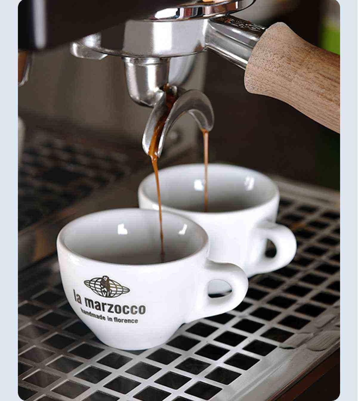 طقم أكواب قهوة La Marzocco بتصاميم وشعارات متنوعة.