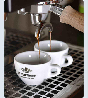 طقم أكواب قهوة La Marzocco بتصاميم وشعارات متنوعة.