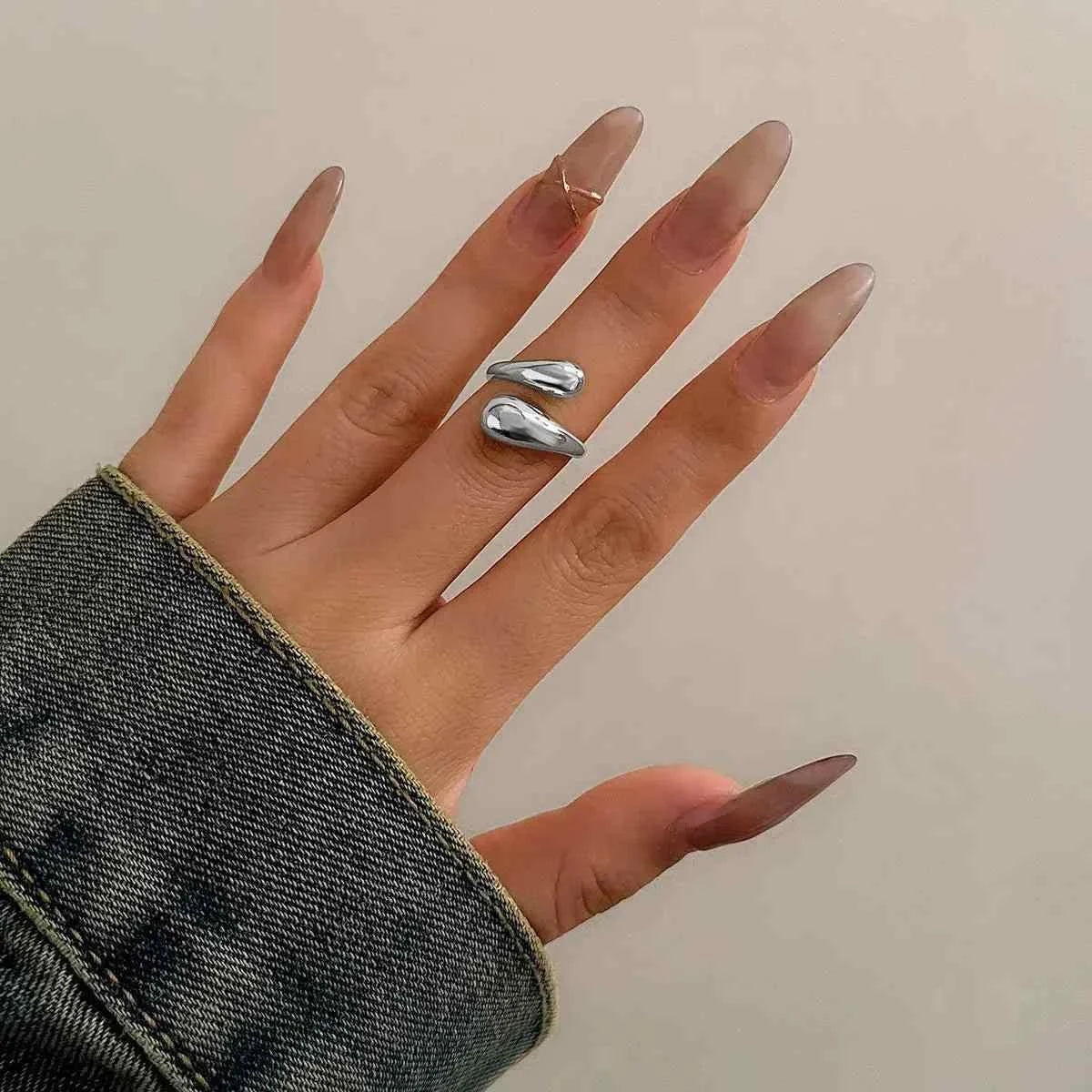 عقد Choker بتصميم Minimalist عريض باللون الذهبي.