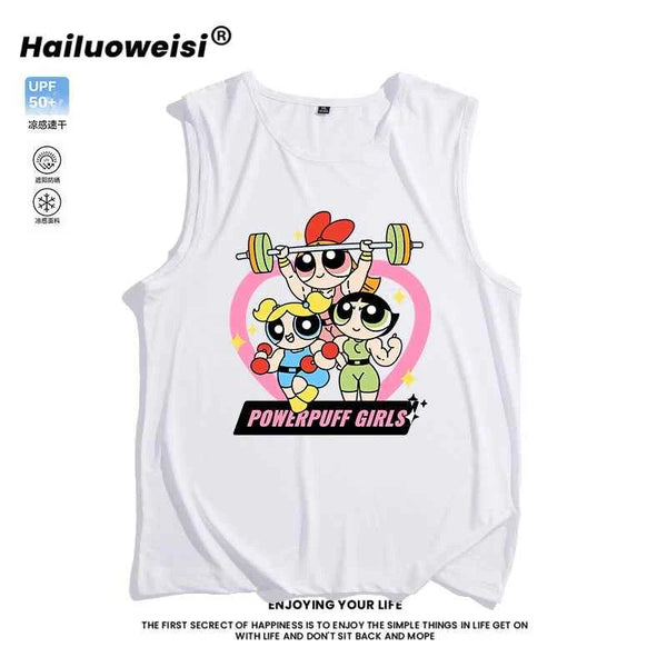 تيشيرت كت بدون أكمام باللون الأبيض بطباعة كرتونية لبطلات Powerpuff Girls يحملن أثقال، تصميم رياضي ونشط من القطن الناعم.