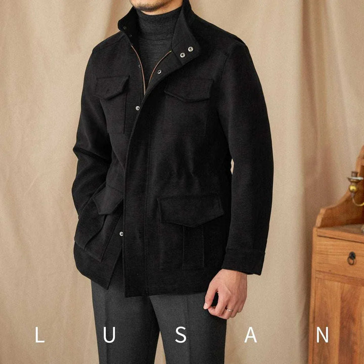 رجل يرتدي جاكيت Mr. Lusan جاكيت Casual أسود كلاسيكي بقماش كوردروي وأزرار ضغط وجيوب أمامية متعددة
