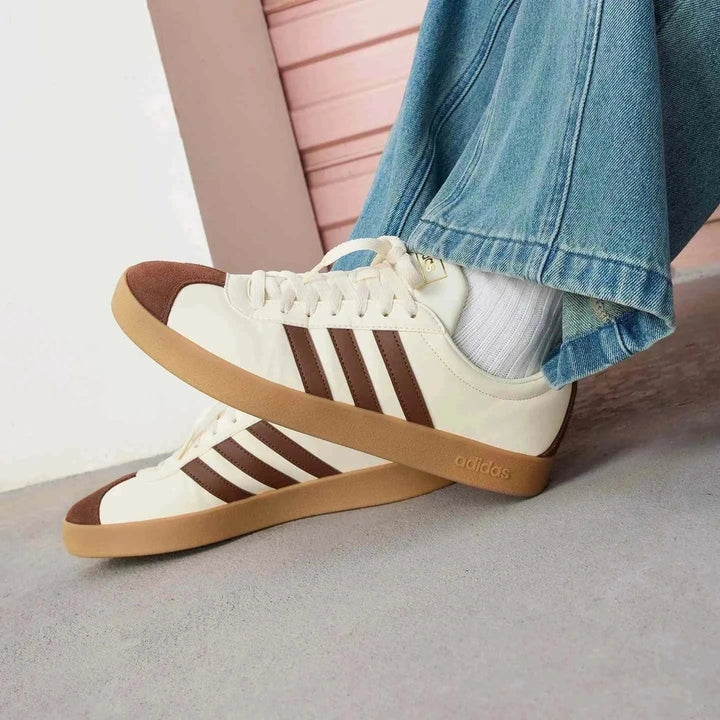 Adidas أديداس حذاء VL COURT 2.0 كلاسيكي أبيض بني بنعل مطاطي لون العلكة تصميم مريح أنيق