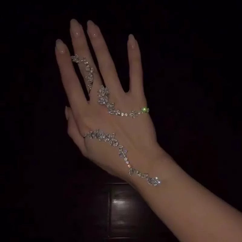 خاتم وكف Hand Bracelet مرصع بالكريستال بتصميم أوراق الشجر.