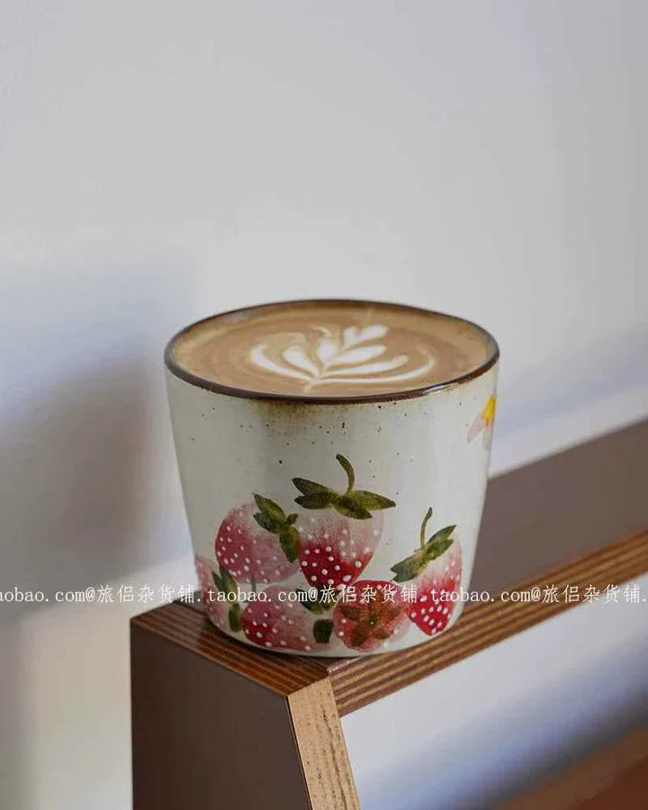 كوب فخاري مزخرف برسومات فراولة وزهور بطابع ريفي لطيف.