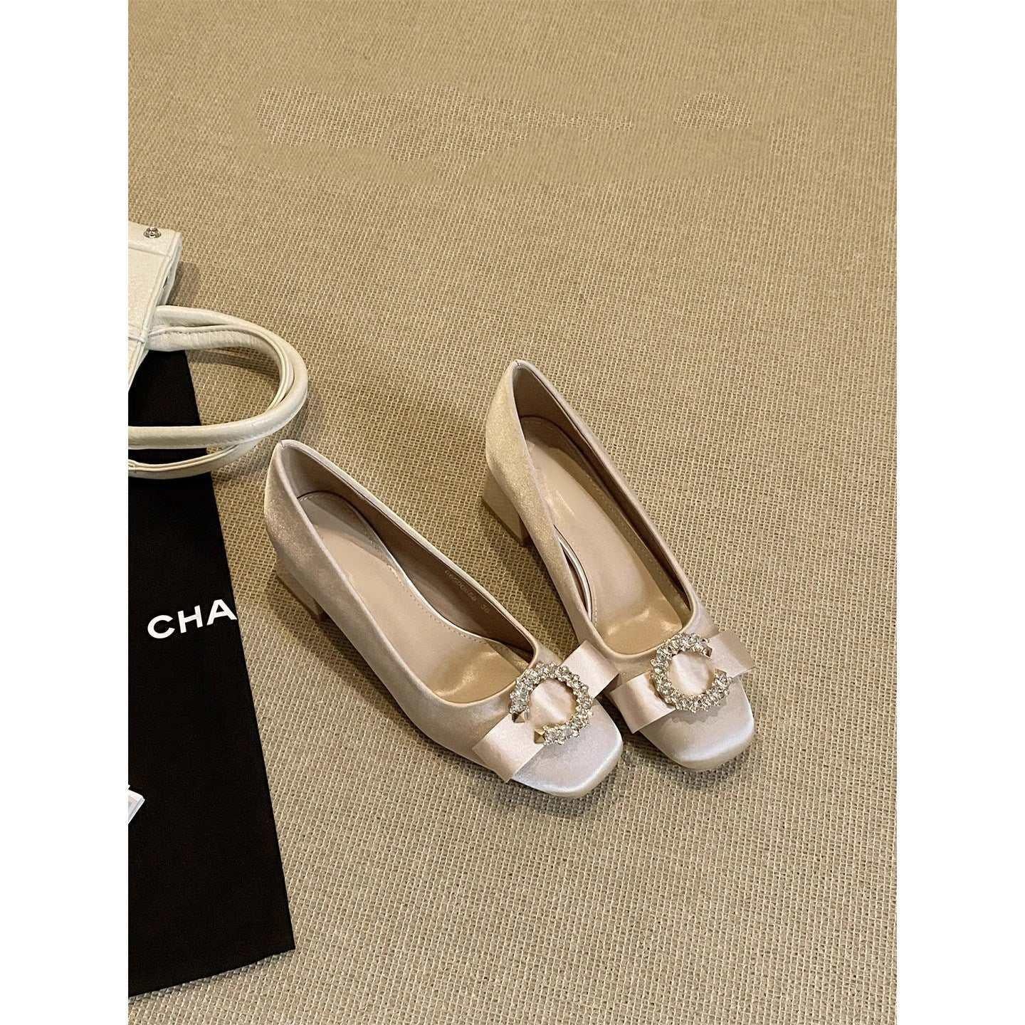 حذاء كعب عريض Beige مرصع بـ Crystal Buckle ومزينة بفيونكة.