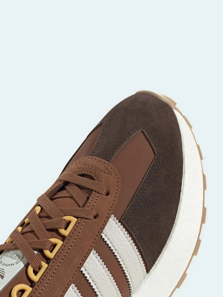 أحذية Adidas الكلاسيكية بنعل Boost أبيض وغطاء جلدي بني شوكولا مريح وبتصميم عصري ورياضي للرجال والنساء