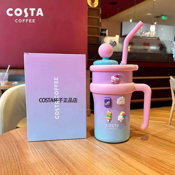 كوب حراري بألوان مبهجة من Costa Coffeeالصور تعرض مجموعة أكواب حرارية من علامة “Costa Coffee” بتصاميم مبهجة وألوان مشرقة مثل الأزرق، الوردي، الأخضر، والأصفر. تأتي الأكواب مع مقبض مريح وغطاء مع شفاطة مرنة،اكواب كوستاCostaرفعةكوب حراري بألوان مبهجة من Costa Coffee