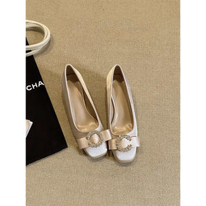 حذاء كعب عريض Beige مرصع بـ Crystal Buckle ومزينة بفيونكة.