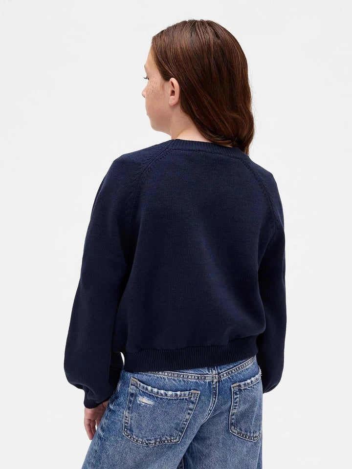 فتاة ترتدي سويت شيرت Gap Bear كحلي داكن بأكمام منفوخة وياقة مضلعة من الخلف