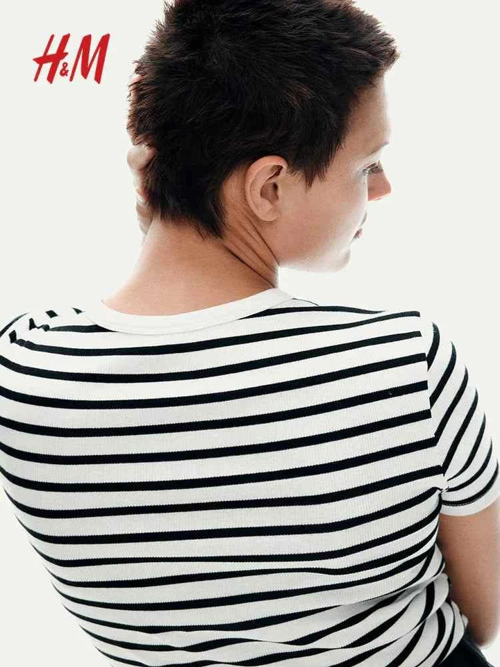 تي شيرت مضلع أبيض وأسود مخطط برقبة مستديرة من H&M.اتش اند ام
