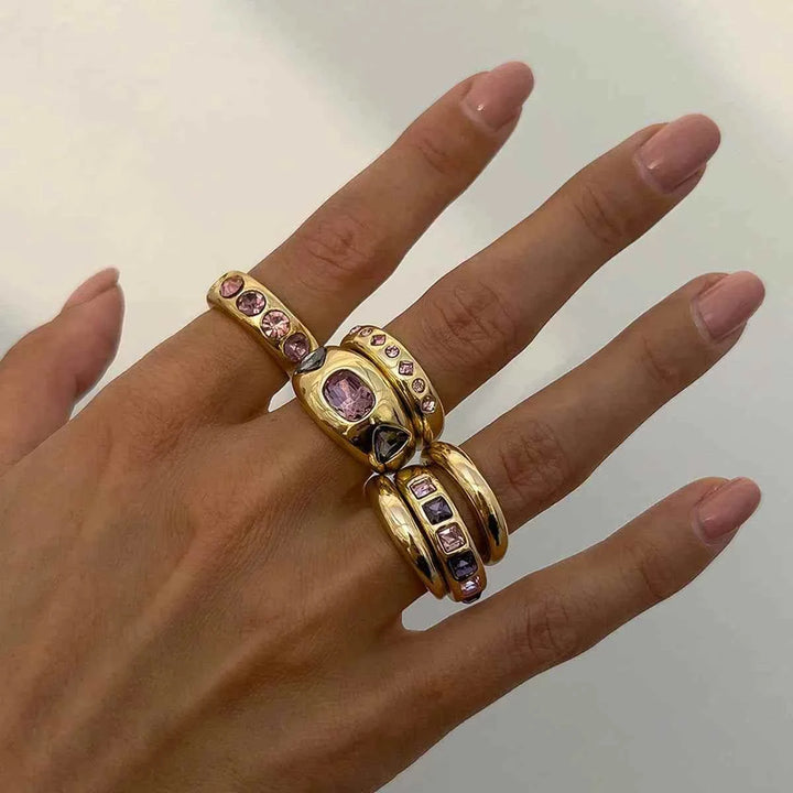 طقم خواتم نسائية معدنية لامعة مزينة بأحجار ملونة بتصميم عصري وشخصي موضة 2025 يناسب الأسلوب الأوروبي والأمريكي
