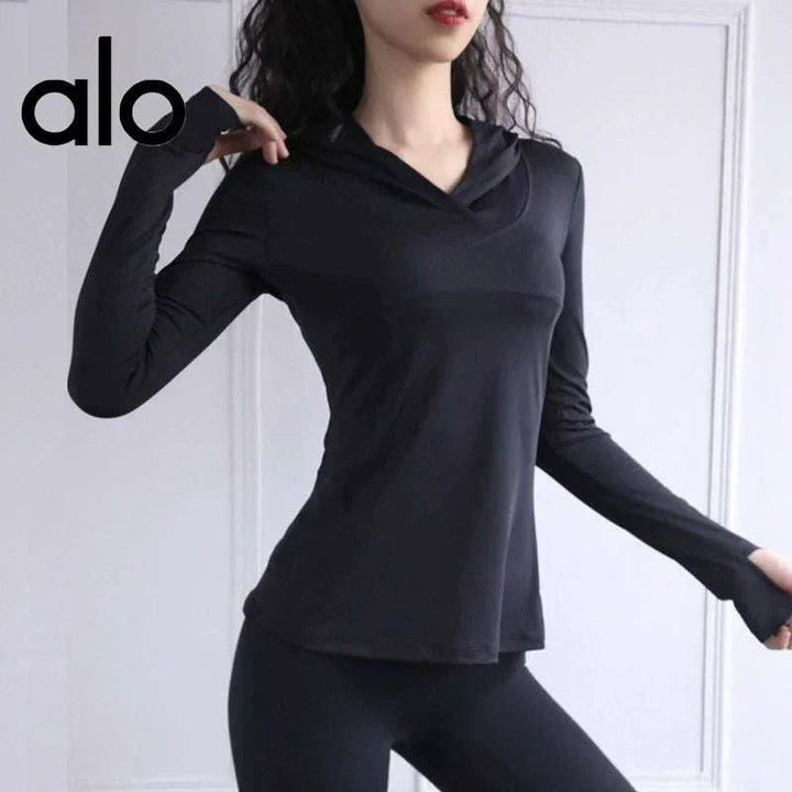 توب رياضي أسود من alo clothing بخامة ناعمة وتصميم مريح وأنيق للتمارين الرياضية