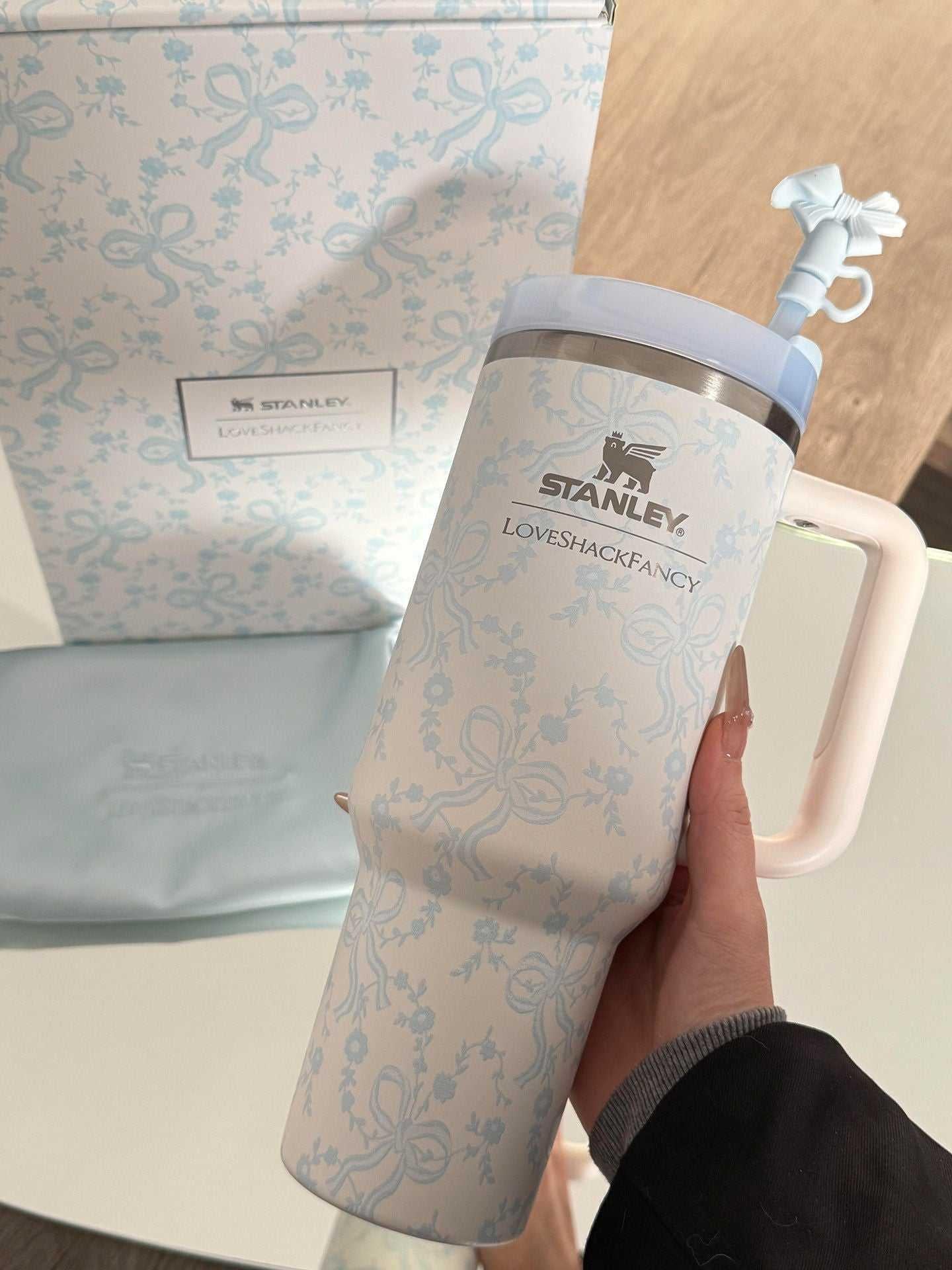 كوب Stanley x LoveShackFancy بتصميم الزهور والفيونكات الأنيق.