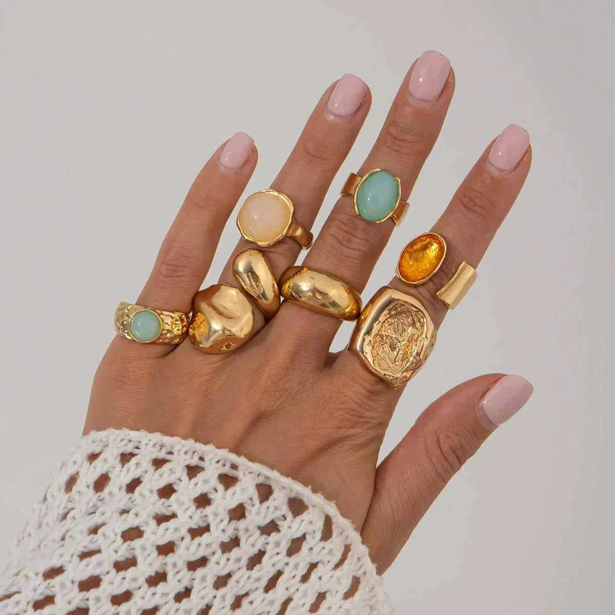 طقم خواتم Vintage عريضة مرصعة بأحجار ملونة فاخرة.