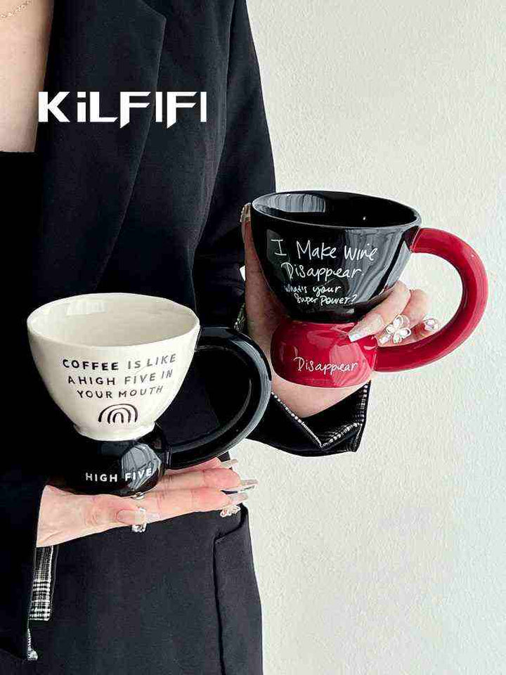 أكواب أنيقة بنمط عصري مع عبارات مميزة.