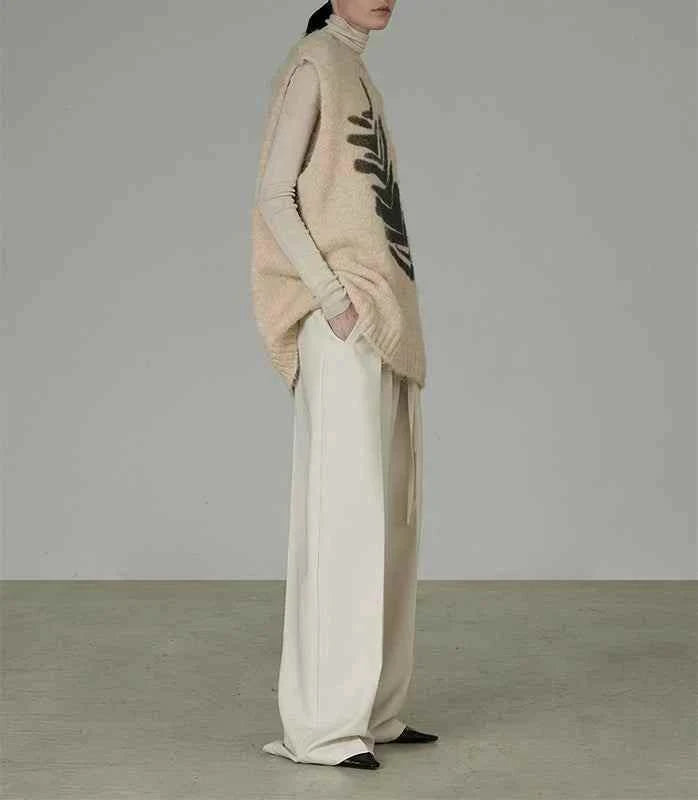 سترة محبوكة نسائي بدون أكمام بنقشة عصرية بلون بيج مع سروال واسع أبيض وسترة داخلية بأكمام طويلة