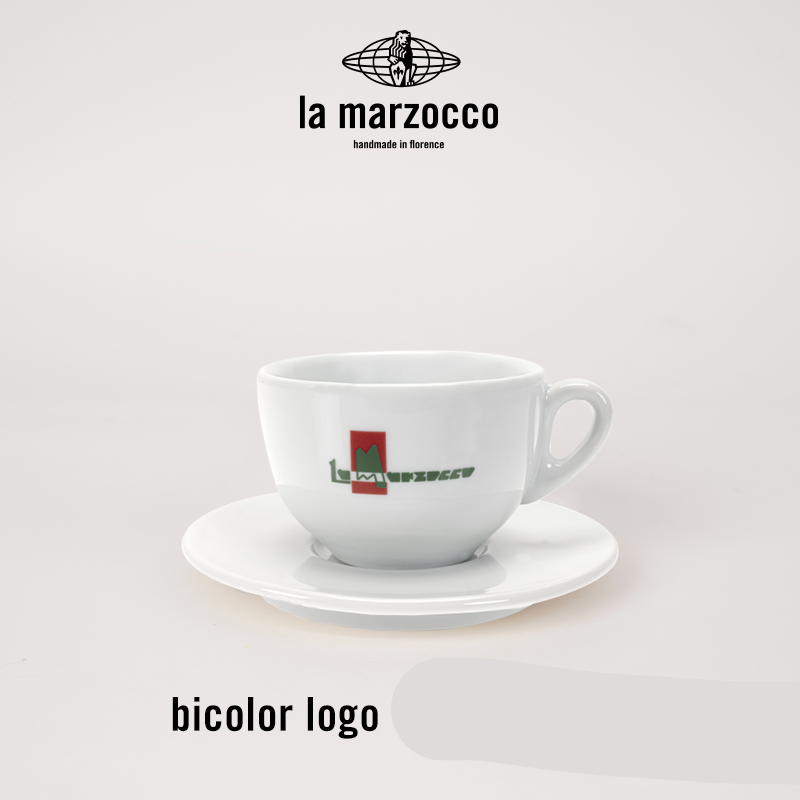 كوب إسبريسو أبيض مع صحن وشعار بicolor بألوان أحمر وأخضر