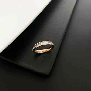 خاتم نسائي Luxury Rose Gold مرصع بفصوص الزيركون الأنيقة.