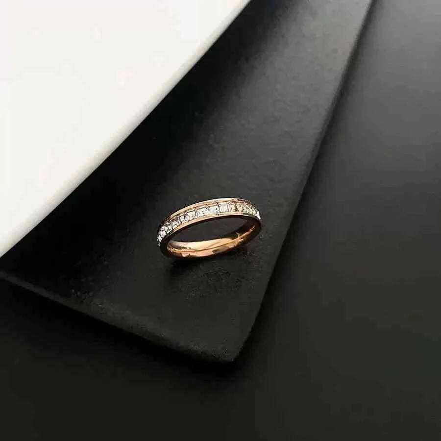 خاتم نسائي Luxury Rose Gold مرصع بفصوص الزيركون الأنيقة.
