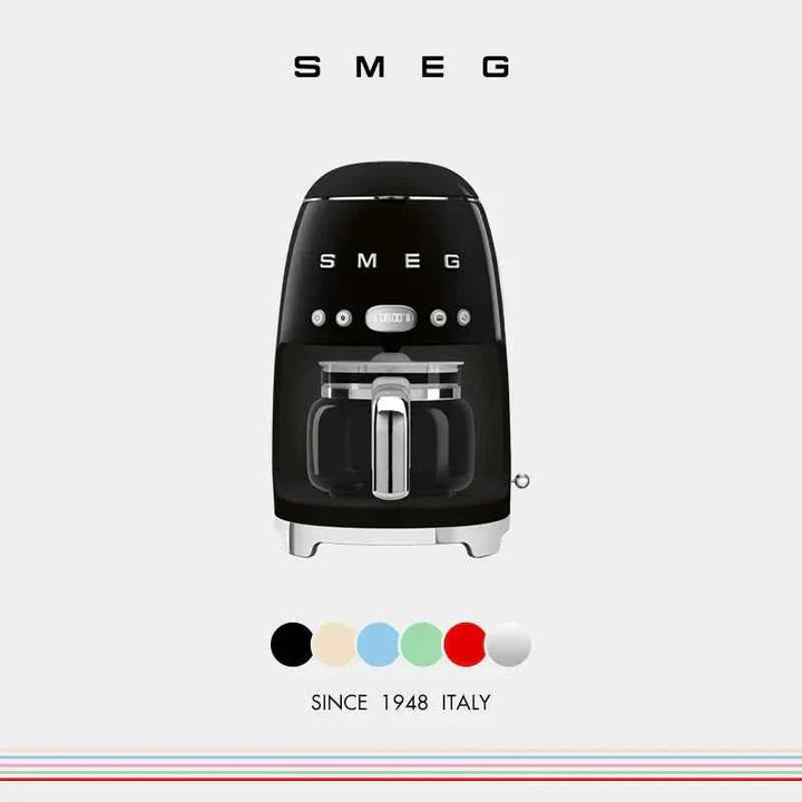 آلة تحضير القهوة بالتقطير من SMEG بسعة من 2 إلى 10 أكواب وتصميم أنيق متعددة الألوان مع شاشة LED ووظائف إعداد مسبق وحفظ حرارة.