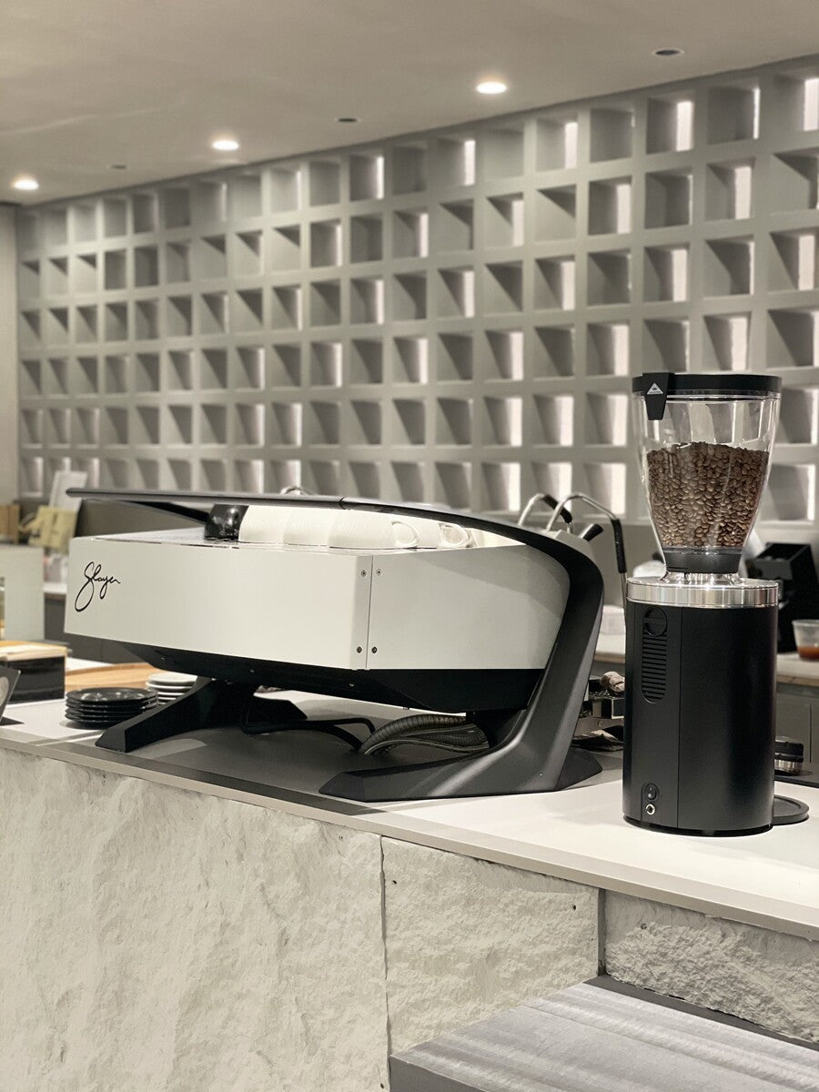 ماكينة قهوة Slayer Espresso احترافية باللون الأبيض الأنيق
