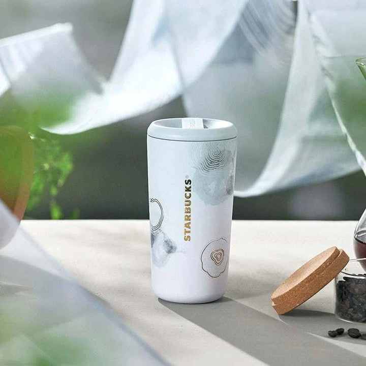 كوب ستاربكس أنيق بلون أبيض مع نقوش رخامية وغطاء محكم لعزل الحرارة والاستخدام اليومي