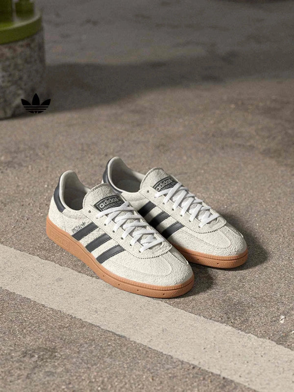 حذاء Adidas | أديداس HANDBALL SPEZIAL كلاسيك جلد سويد أبيض مع خطوط سوداء ونعل مطاطي عسلي للجنسين