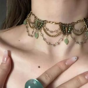 قلادة Choker بتصميم فراشات ذهبية وأحجار باللون الأخضر.
