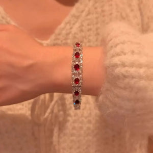 سوار Zircon مرصع بحجر الـ Red Crystal بتصميم فخم.