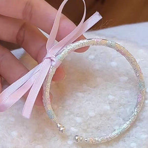 سوار (Bracelet) بتصميم زهرة وردية وأسلوب كوري أنيق.
