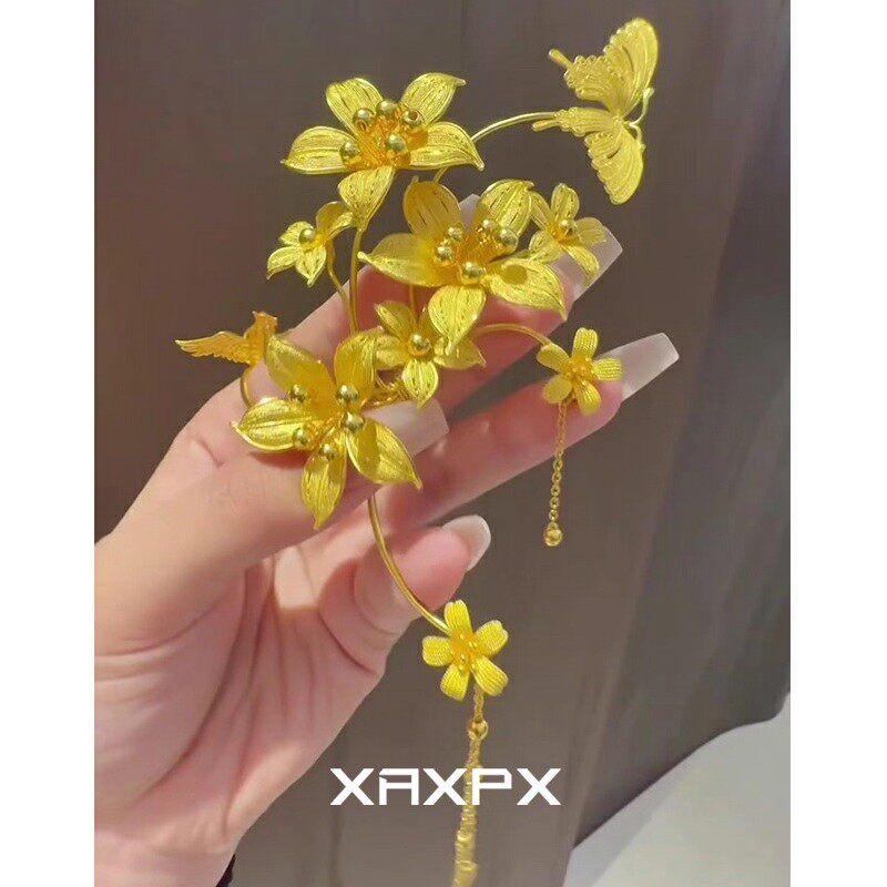 مشبك أذن Ear Cuff بتصميم زهور وفراشة بلون ذهبي.