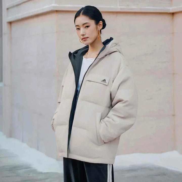 Adidas جاكيت 600 Puff دافئ كاجوال بلون بيج مع غطاء رأس وجيوب متعددة للرجال والنساء