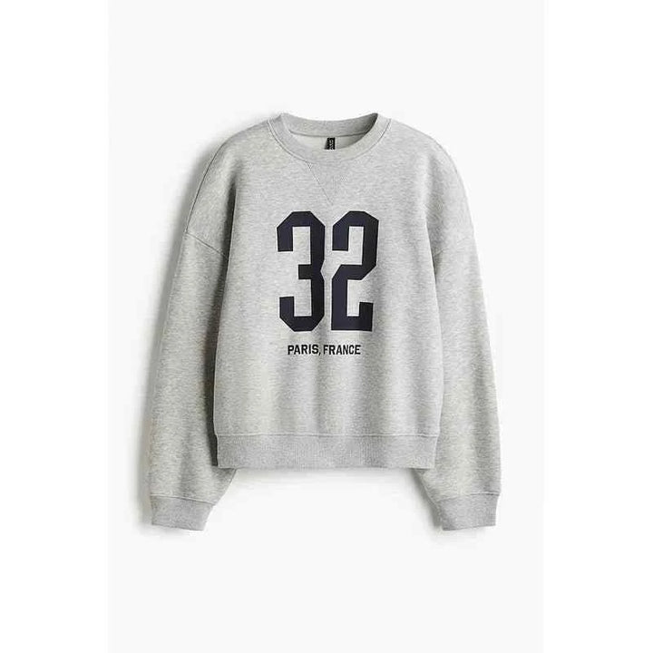 سويت شيرت نسائي كاجوال أصلي من H&M بلون رمادي مع رقم 32 وتصميم مريح وعصري