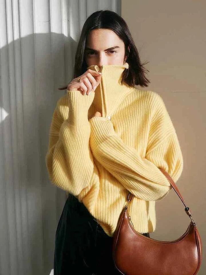 امرأة ترتدي Ruoshi سويتر محبوك أصفر بنصف سحاب مع حقيبة جلدية بنية في إضاءة طبيعية