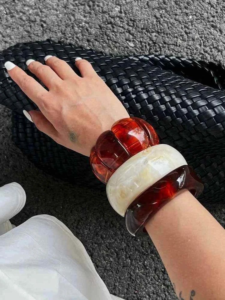 إسوارة نسائية أكريليك شفاف بتصميم Resin Arc عصري بألوان متداخلة تناسب الأسلوب الأوروبي والأمريكي 2025