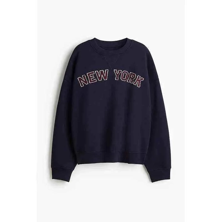 سويت شيرت نسائي كاجوال من H&M بلون كحلي مع كتابة New York تصميم مريح وأنيق للارتداء اليومي
