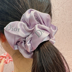 ربطة شعر Scrunchie بتصميم Dior الفاخر - ألوان متعددة.