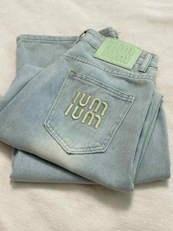 جينز نسائي فضفاض بأرجل مستقيمة باللون الفاتح مع تطريز عالي الخصر embroidered jeans ومناسب لفصلي الربيع والخريف