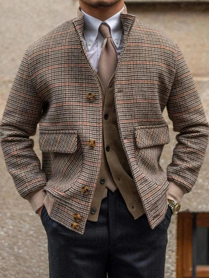 Mr. Lu San Fit Jacket جاكيت بنقشة هوندستوث بيج وبني مع خطوط برتقالية وقبة واقفة وأزرار وتصميم أنيق ورياضي