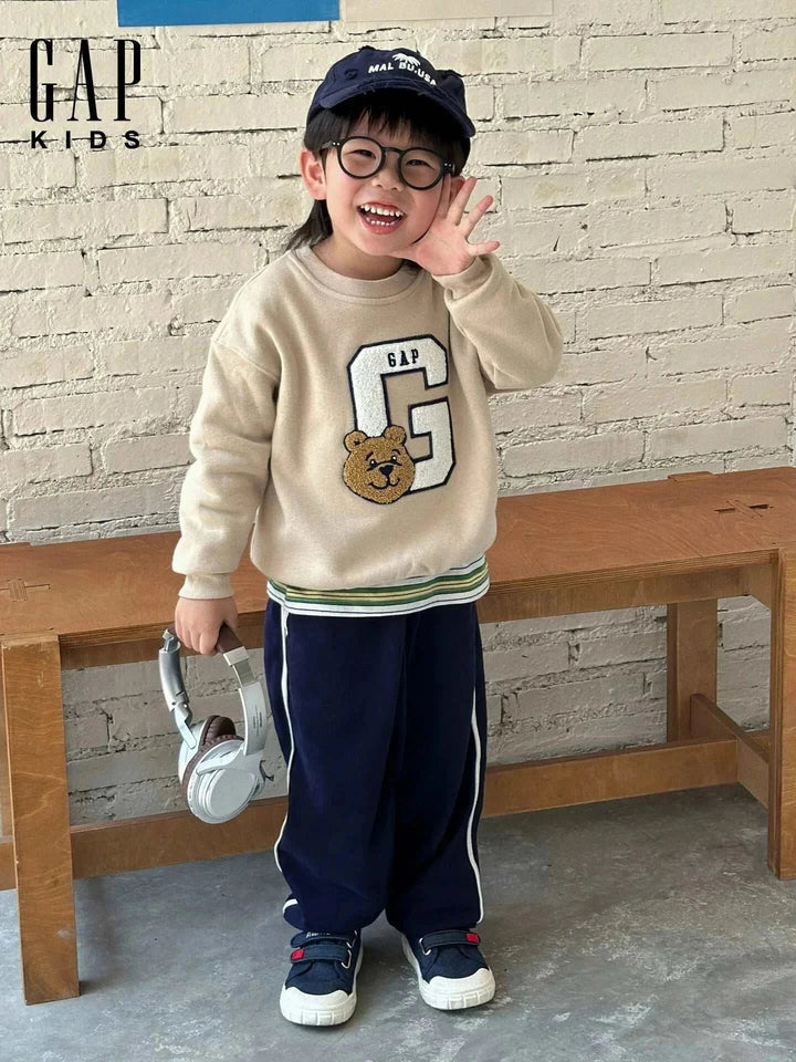 Gap bear سويت شيرت الأول يتألق بأناقة وراحة للأطفال بأسلوب كلاسكي مميز 