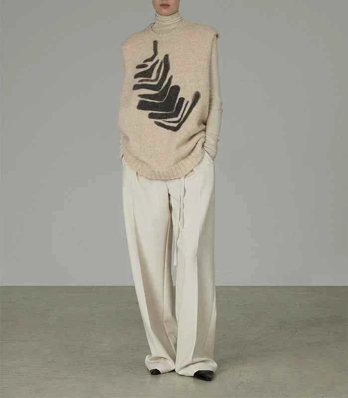 سترة محبوكة نسائي بدون أكمام بتصميم عصري وألوان محايدة تناسب الإطلالات اليومية والعملية