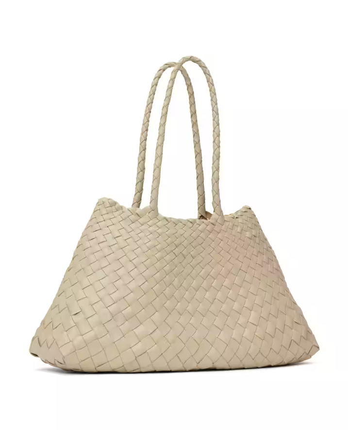 Dragon woven حقيبة يد نسائية من الجلد الطبيعي بتصميم مجدول يدوي بلون عاجي وحجم عملي مع حزام كتف مزدوج.
