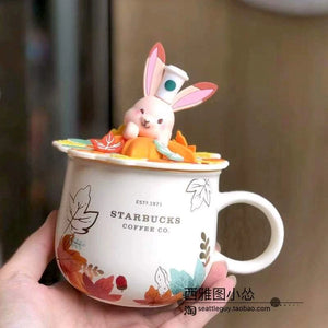مج Starbucks بتصاميم كرتونية لطيفة وغطاء مميز.