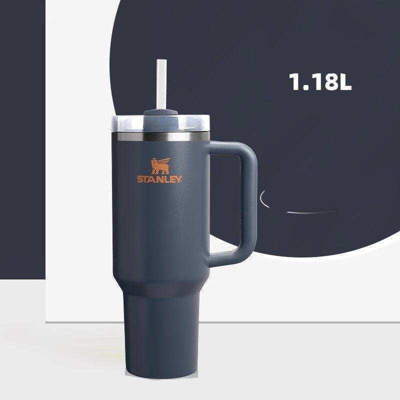 كوب Stanley Quencher الأصلي بحجم 887 مل مع مقبض مريح.