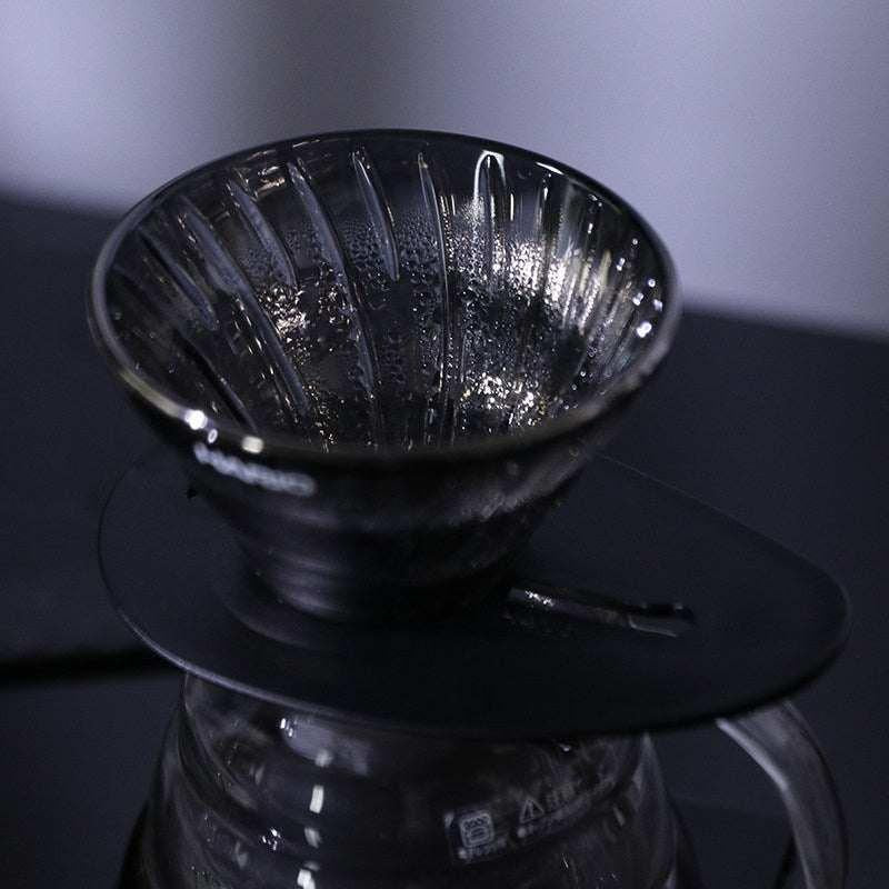 قمع ترشيح القهوة Hario V60 زجاجي بتصميم أنيق ومقاوم للحرارة.