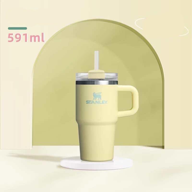 كوب Stanley Quencher الأصلي بحجم 887 مل مع مقبض مريح.