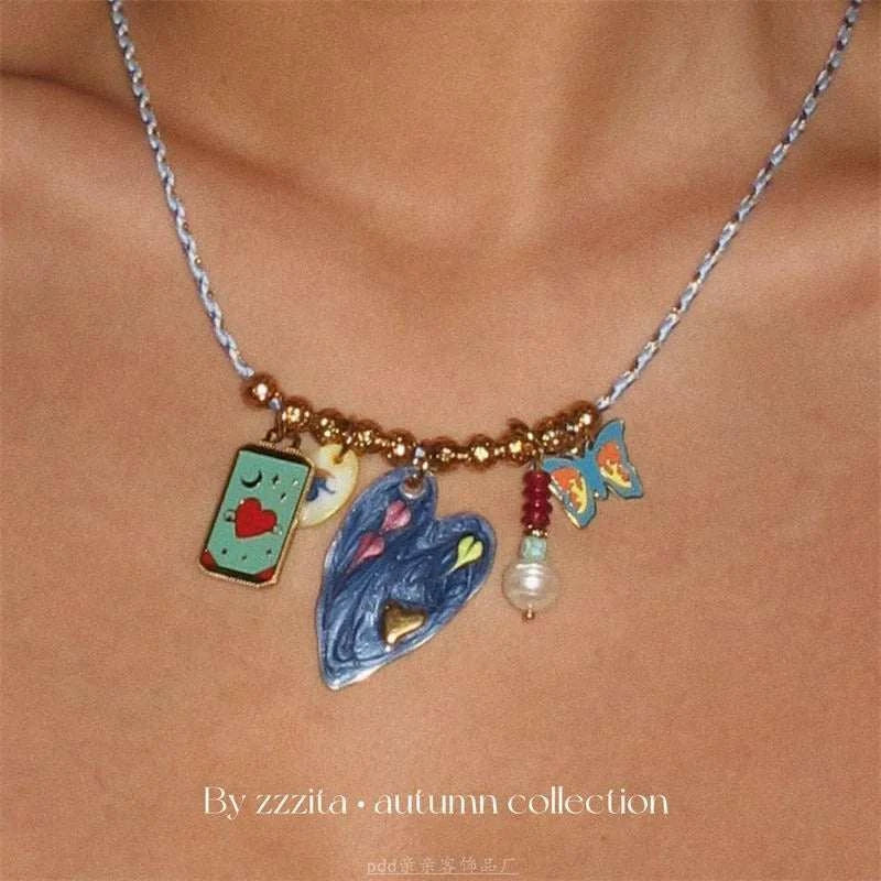 قلادة Necklace بتصميم Charms متنوع وألوان جذابة.